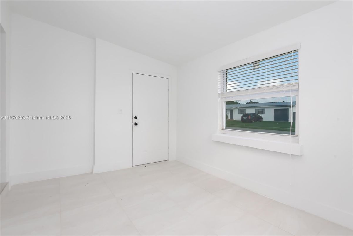 Empty room, Interior