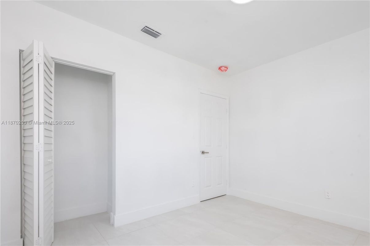 Empty room, Interior