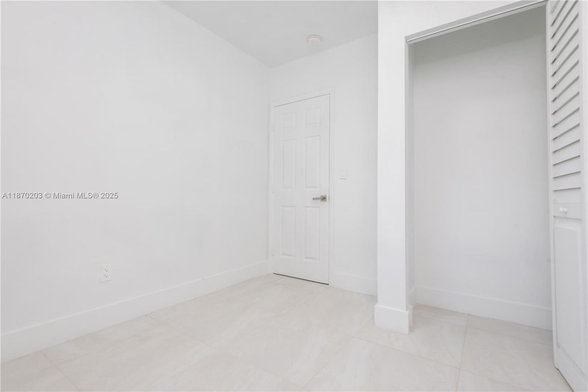 Empty room, Interior