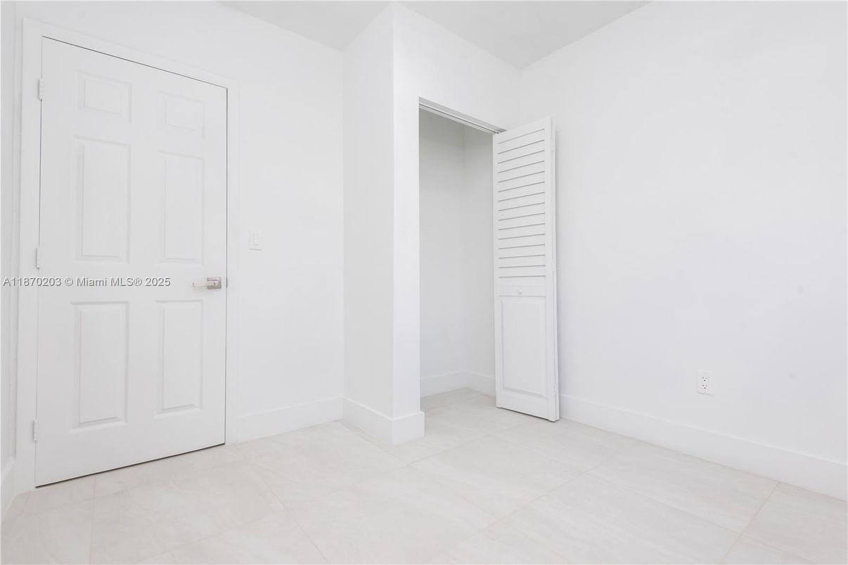 Empty room, Interior