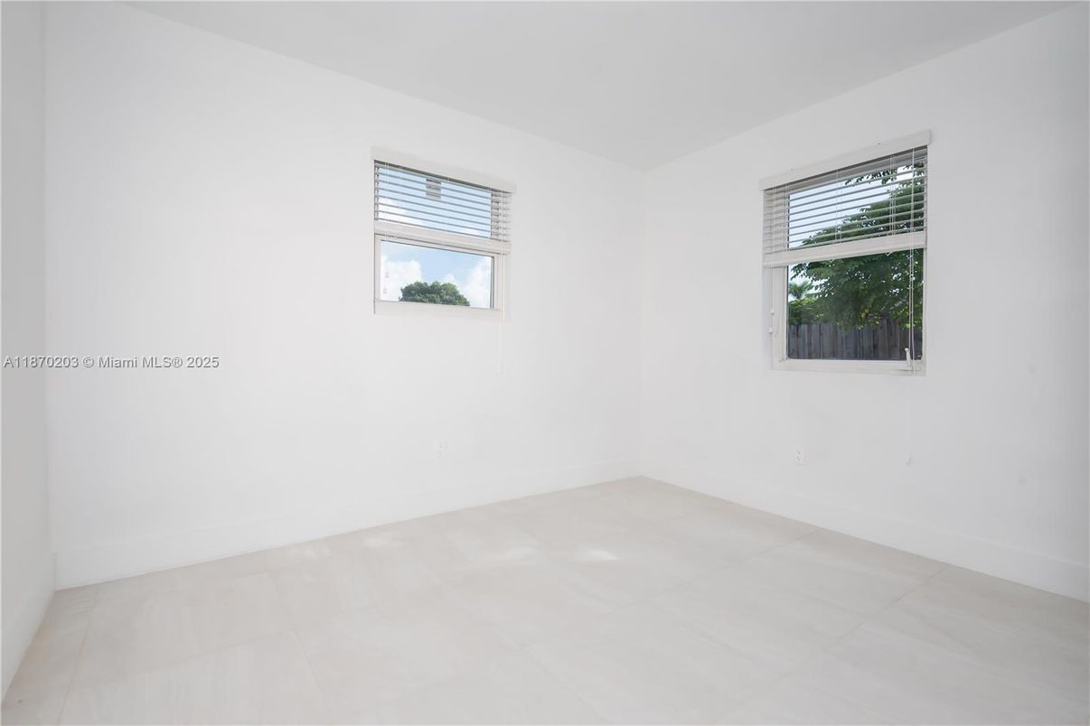 Empty room, Interior