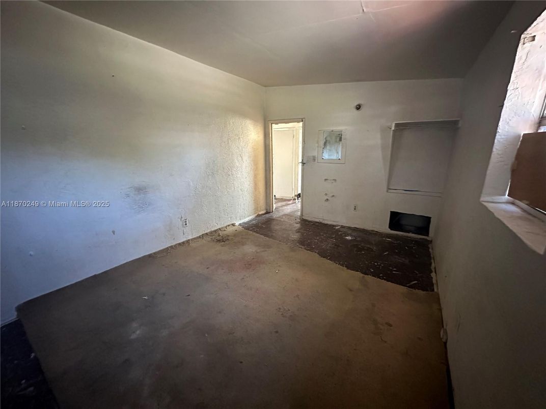 Empty room, Interior