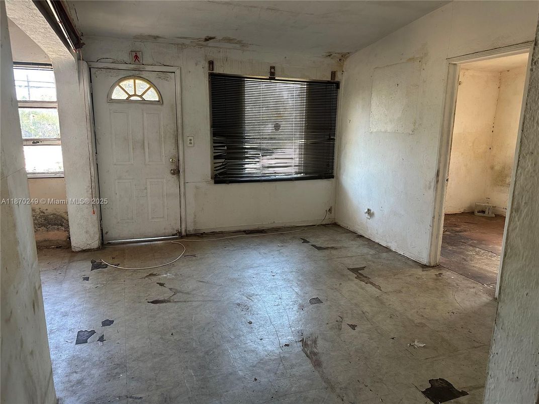 Empty room, Interior