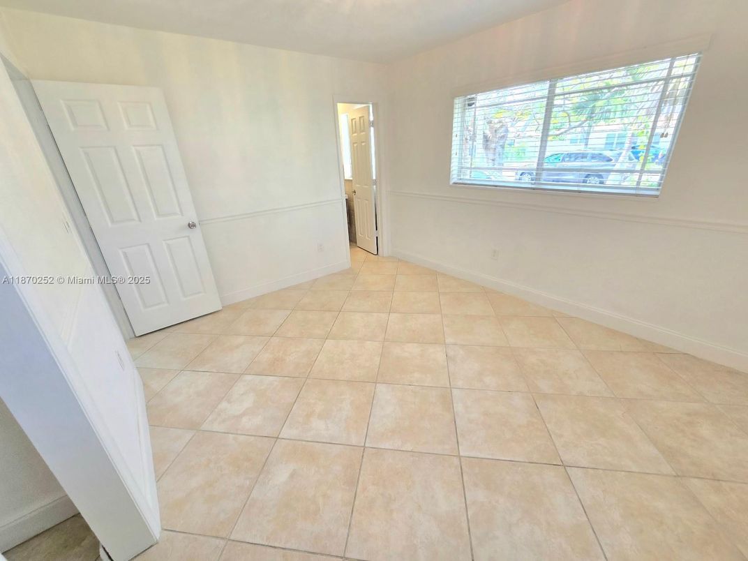 Empty room, Interior