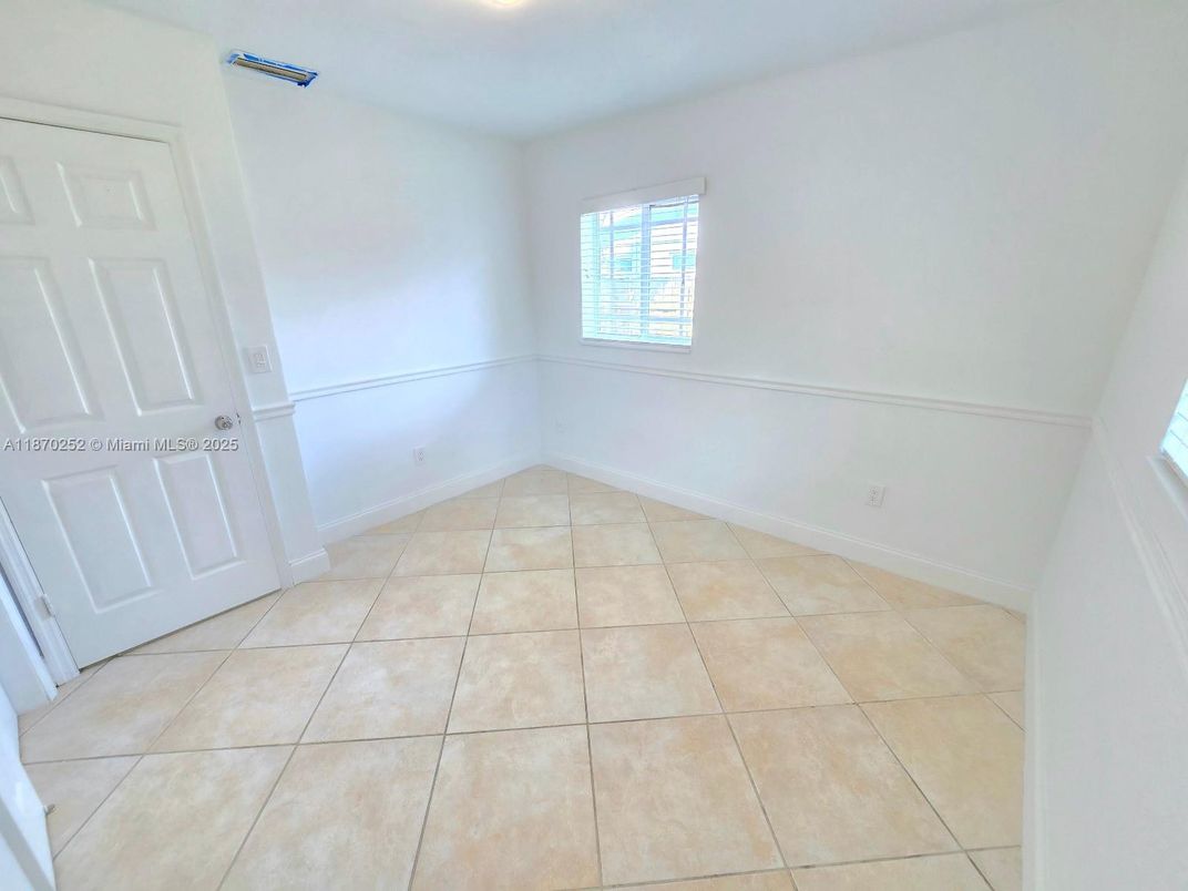 Empty room, Interior