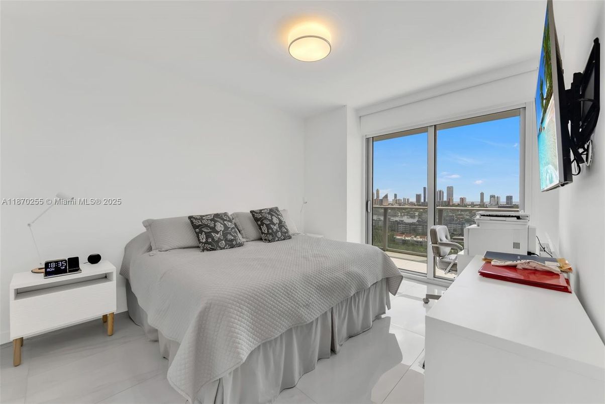 Bedroom, Interior, Water