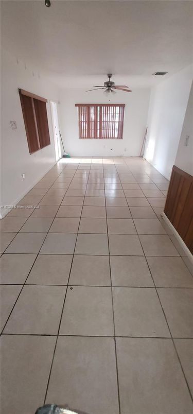 Empty room, Interior