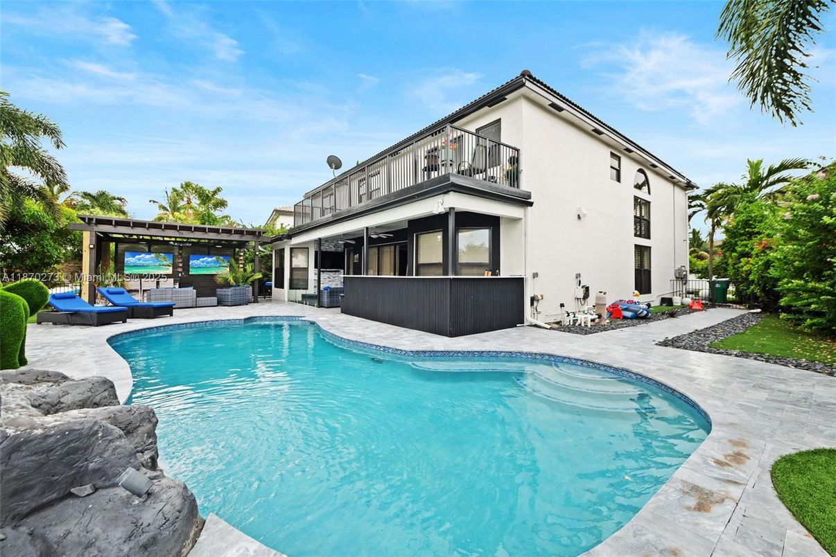 Exterior, Pool