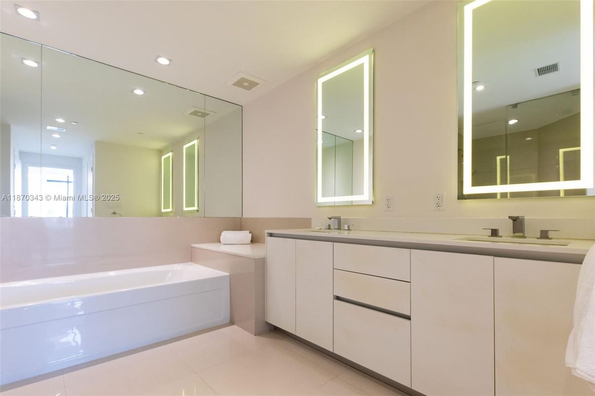 Bathroom, Dual Sink Vanities, Interior, Recessed Lighting