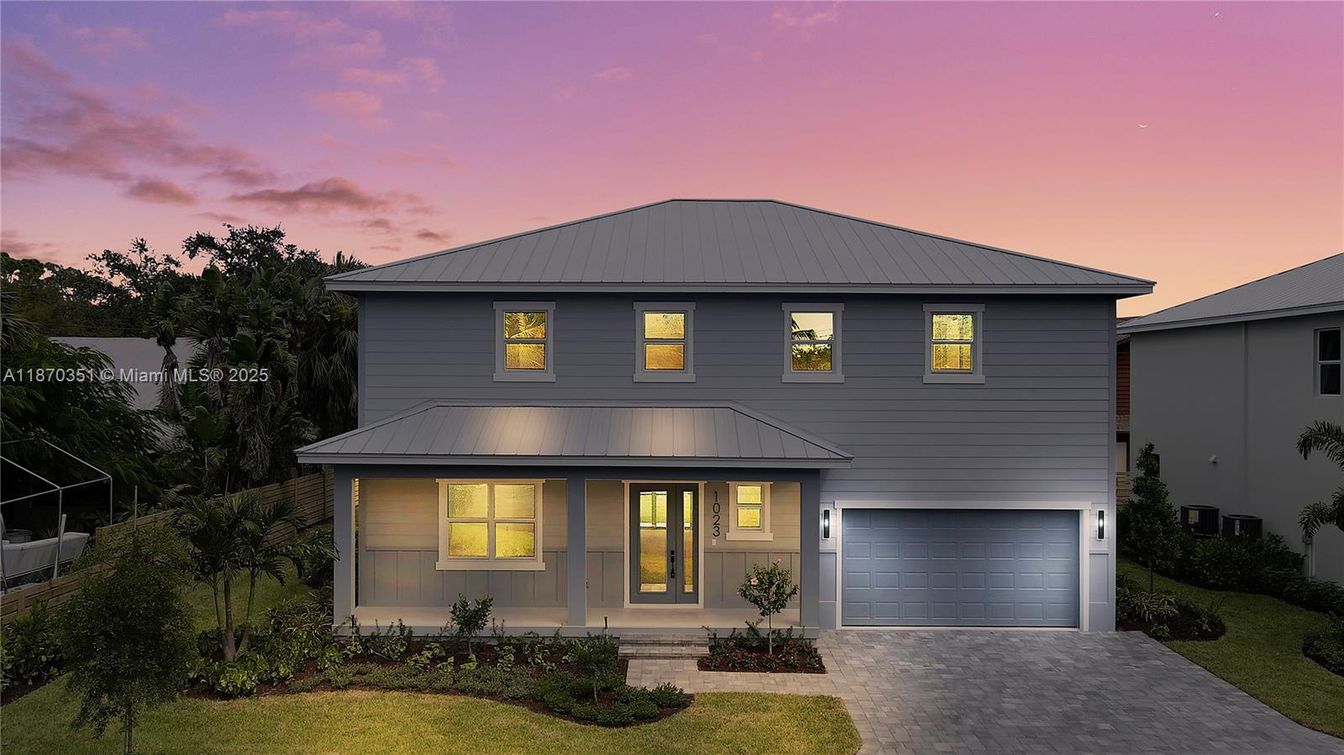 Attached, Exterior, Facade, Split Level