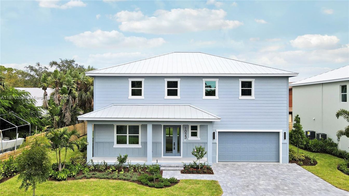 Attached, Exterior, Facade, Farmhouse