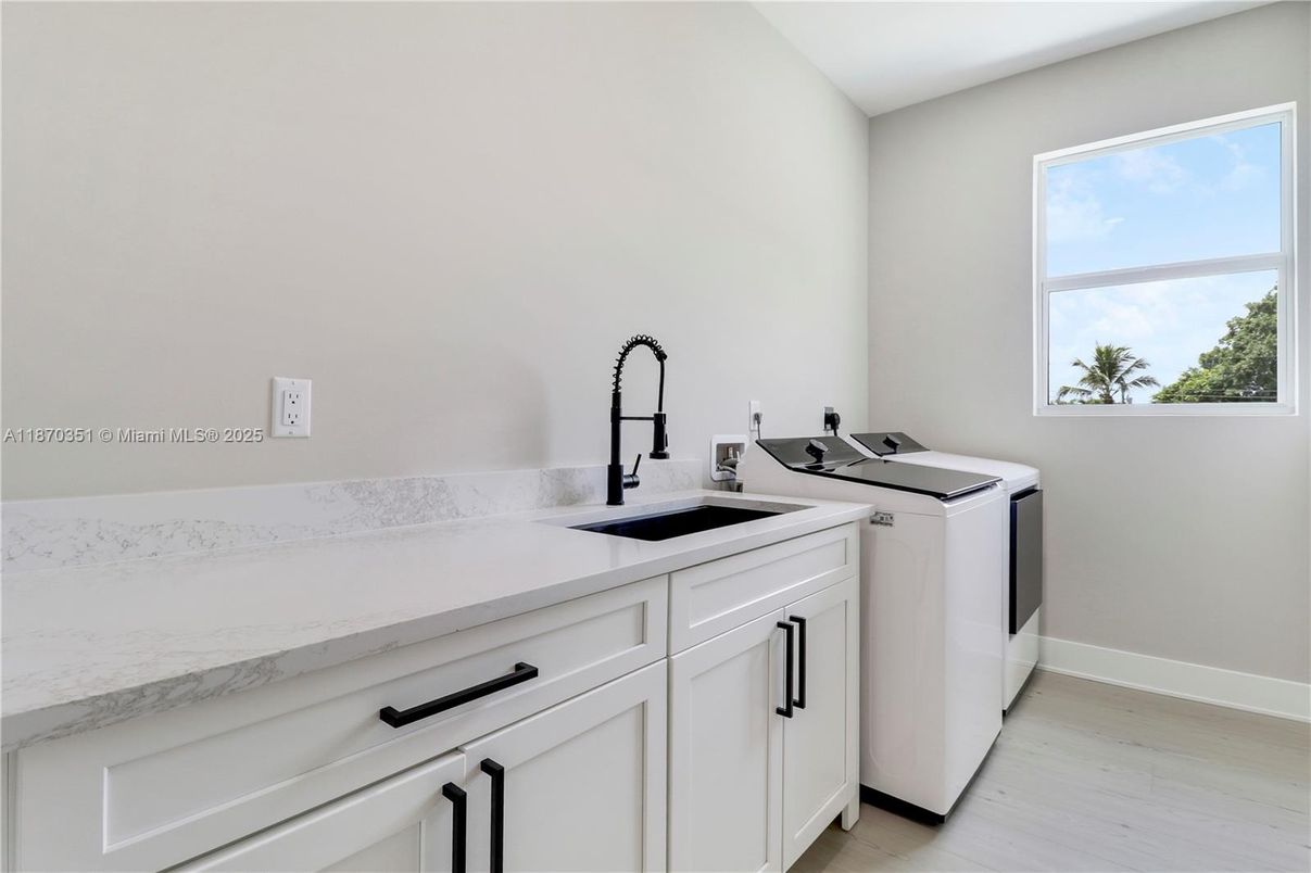 Interior, Washer, Wood Texture Flooring