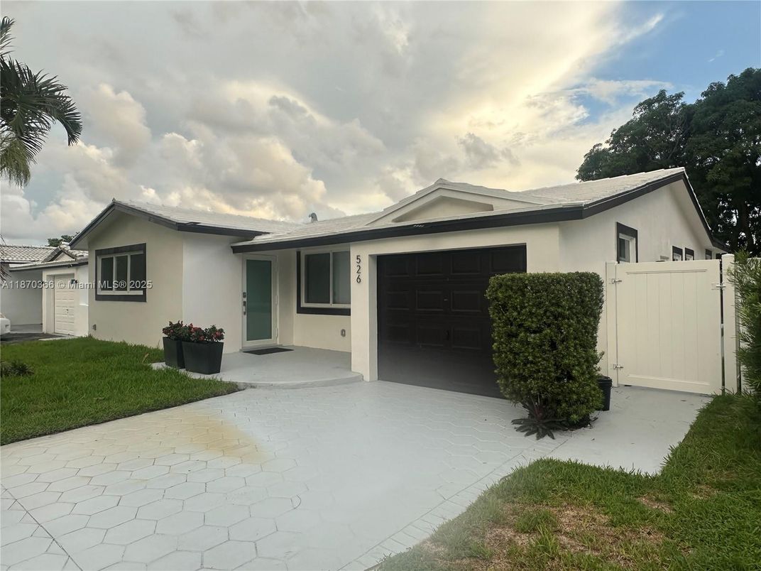 Attached, Exterior, Facade, Ranch