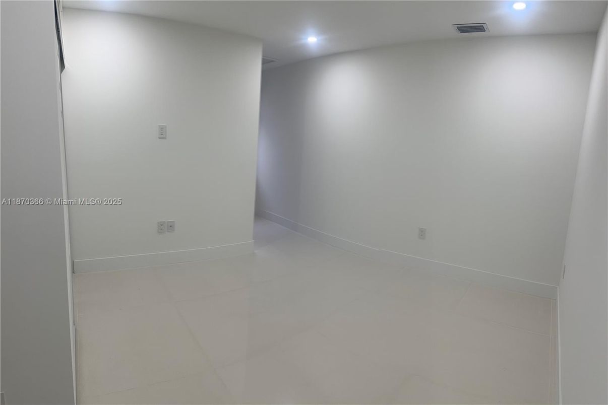 Empty room, Interior, Recessed Lighting