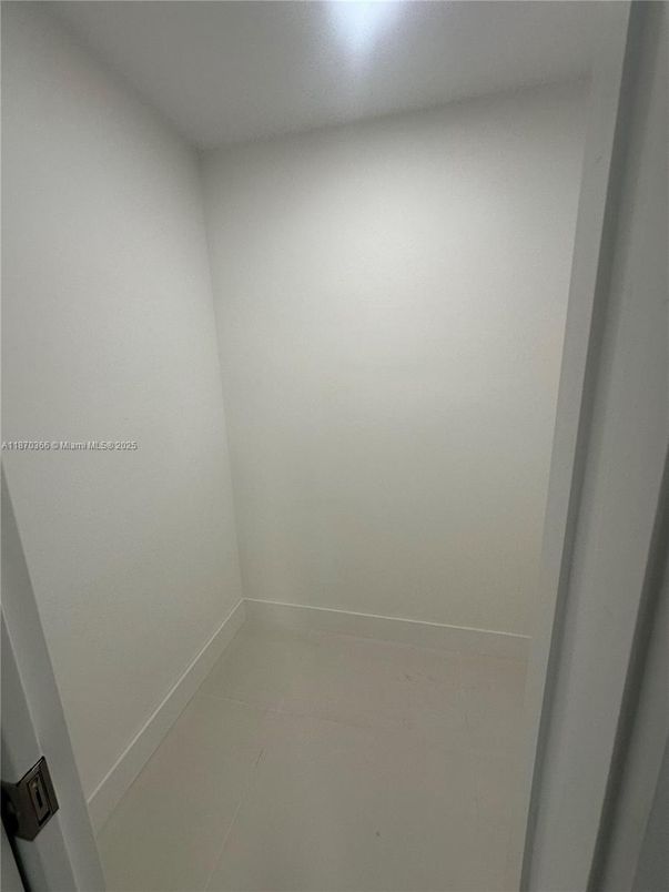 Empty room, Interior