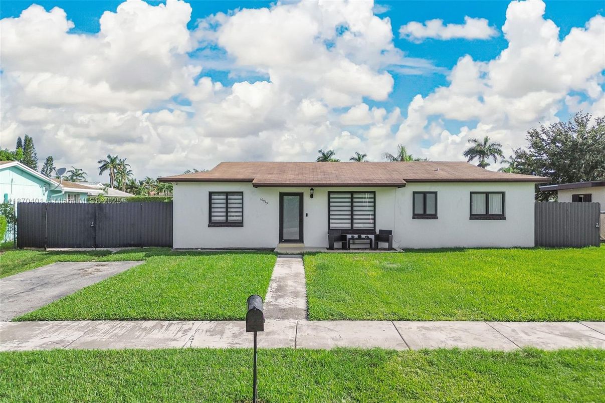Backyard, Exterior, Facade, Ranch