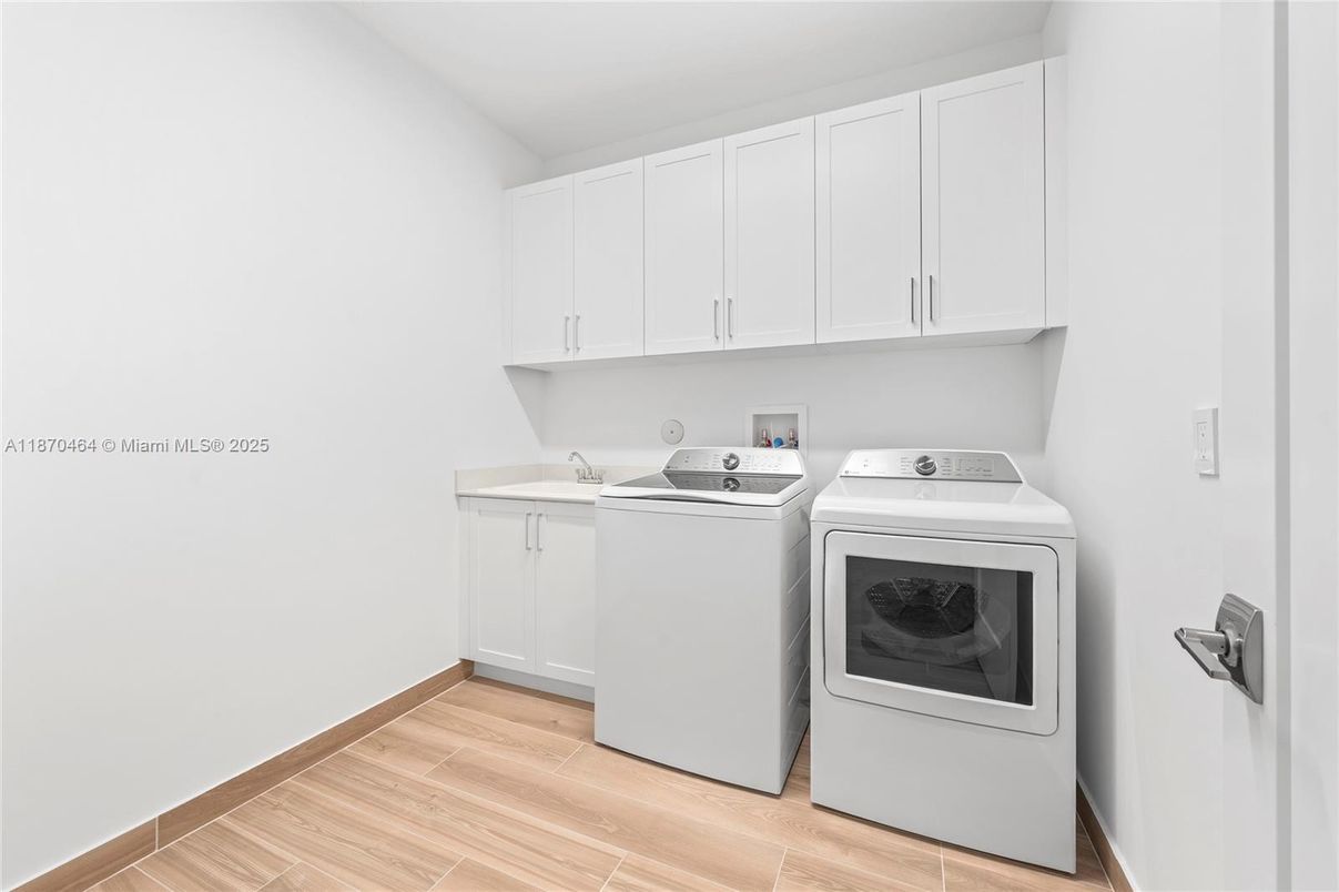 Interior, Washer, Wood Texture Flooring