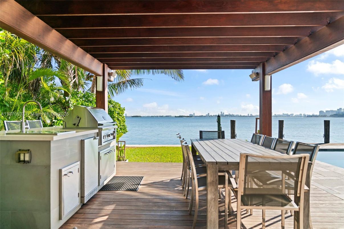 Exterior, Outdoor Kitchen, Water