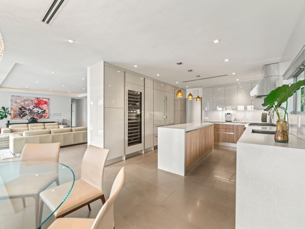Dining room, Interior, Kitchen, Living room, Pendant Lights, Recessed Lighting, Stainless Steel Appliances