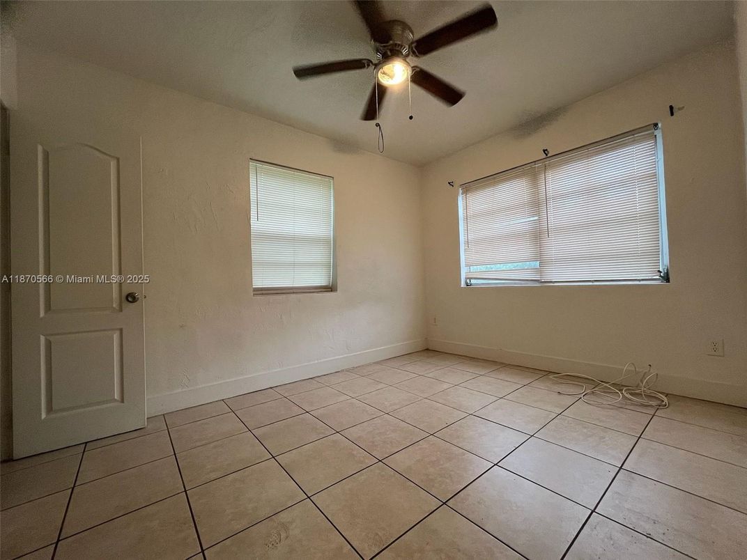 Empty room, Interior