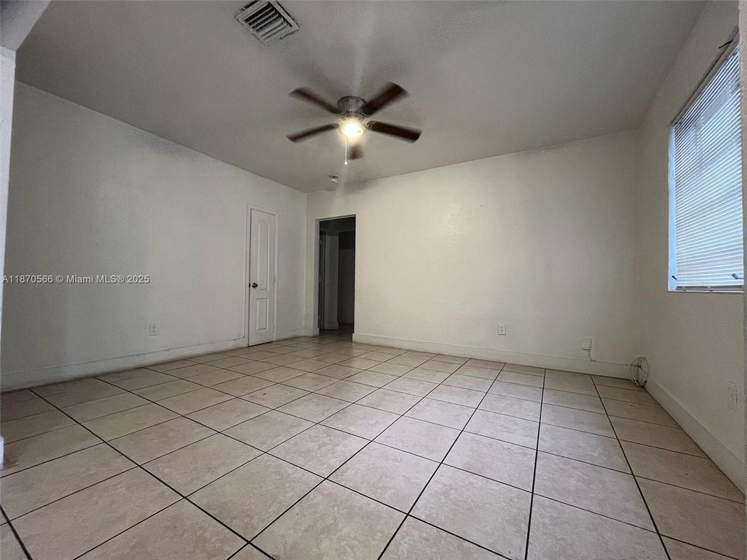 Empty room, Interior