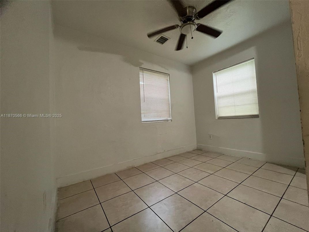 Empty room, Interior