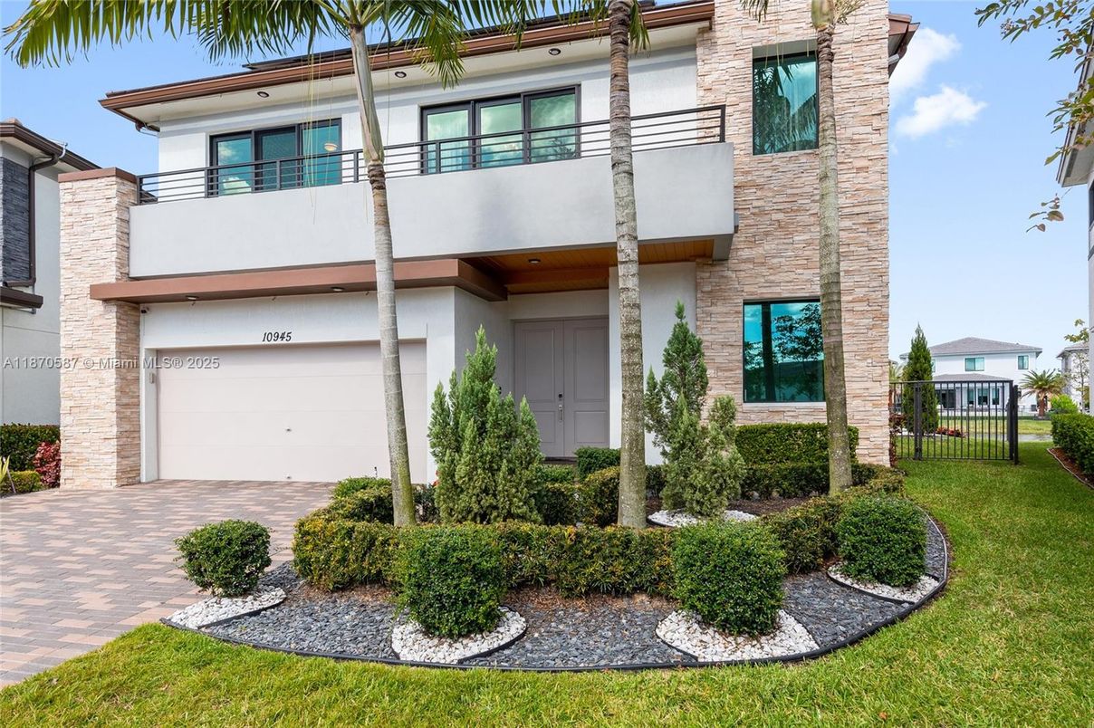 Attached, Exterior, Facade, Brick Facade, Modern