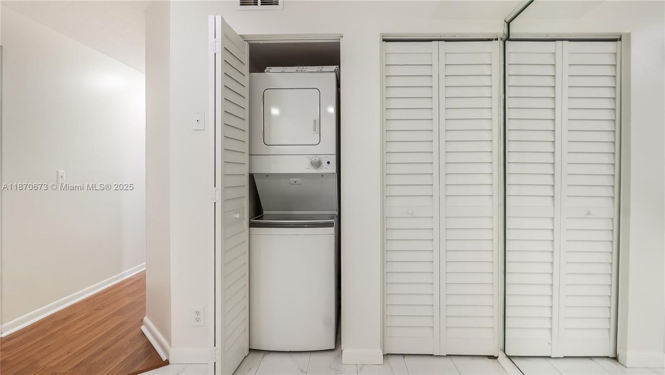 Interior, Utility Closets, Washer, Wood Texture Flooring