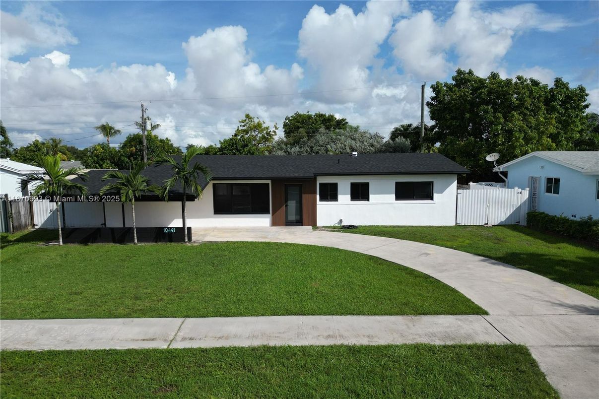 Backyard, Exterior, Facade, Ranch