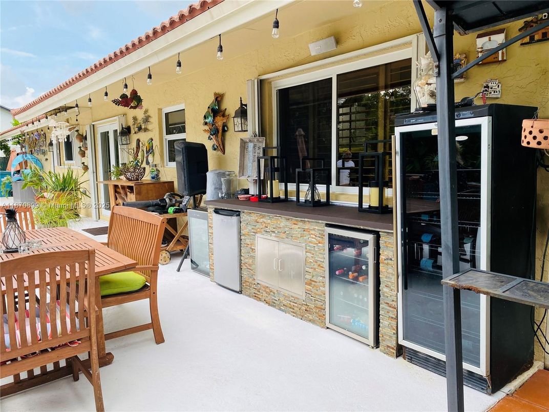 Exterior, Outdoor Kitchen