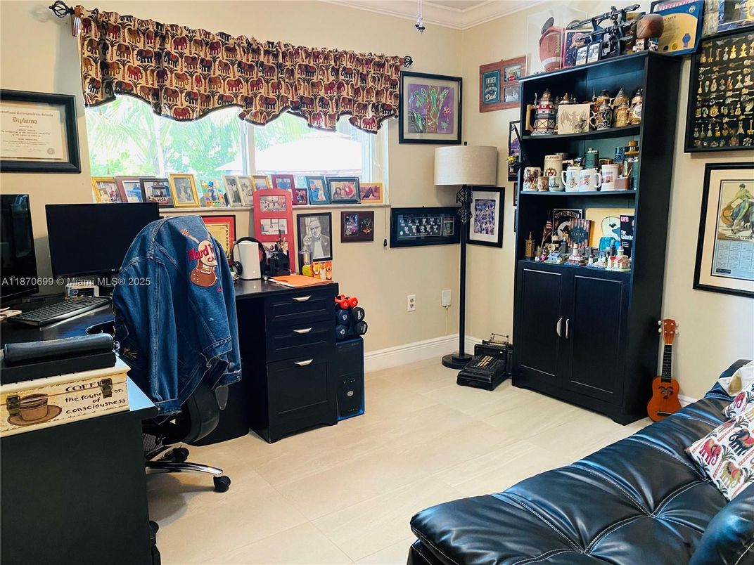 Home Office, Interior