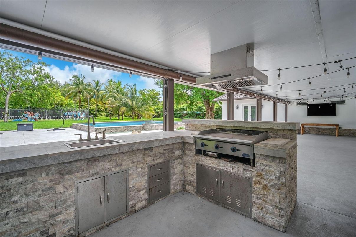 Exterior, Outdoor Kitchen