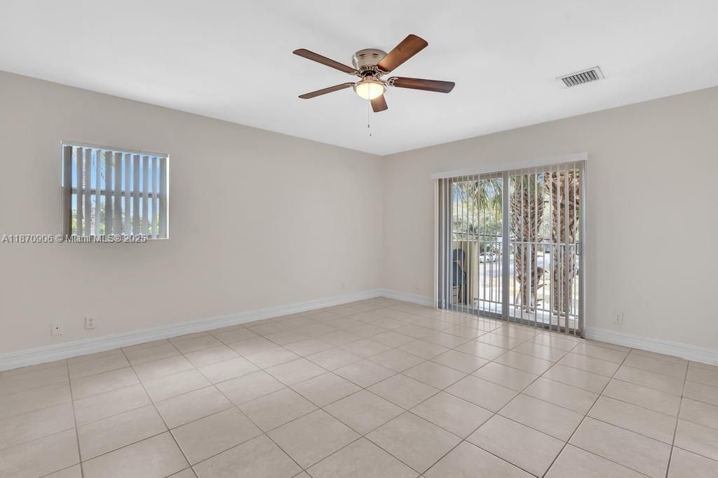 Empty room, Interior