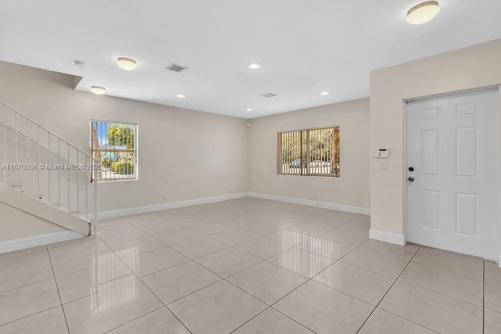 Empty room, Interior, Recessed Lighting