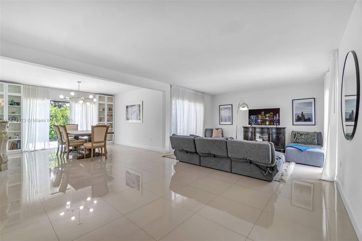 Dining room, Interior, Living room, Pendant Lights