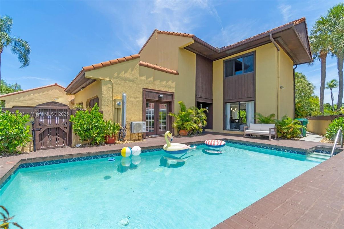 Exterior, Pool