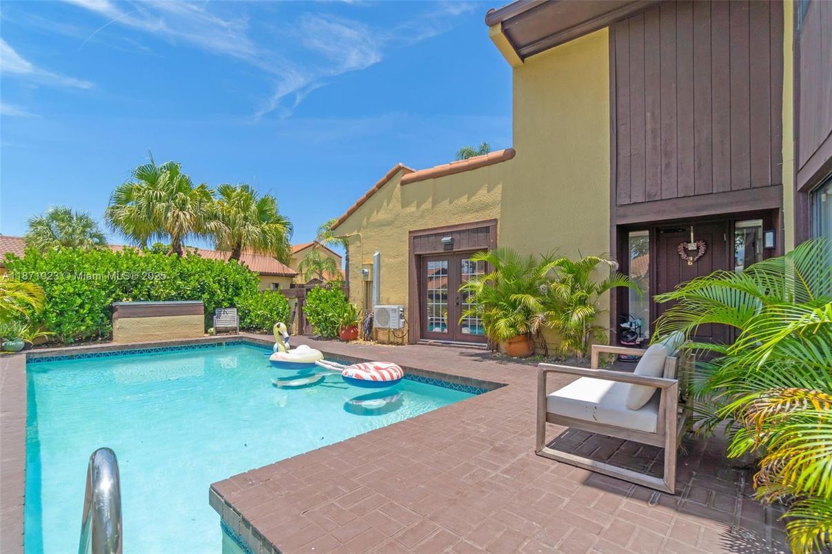 Exterior, Pool