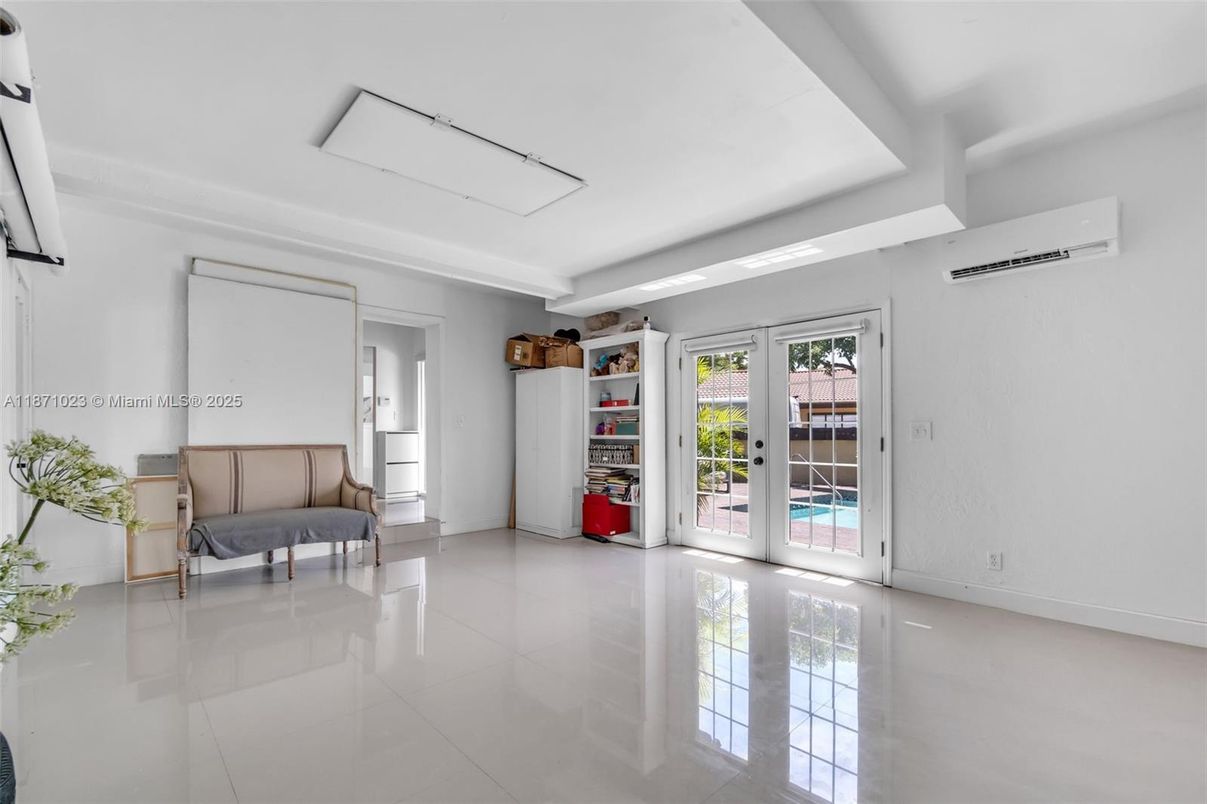 Empty room, Interior
