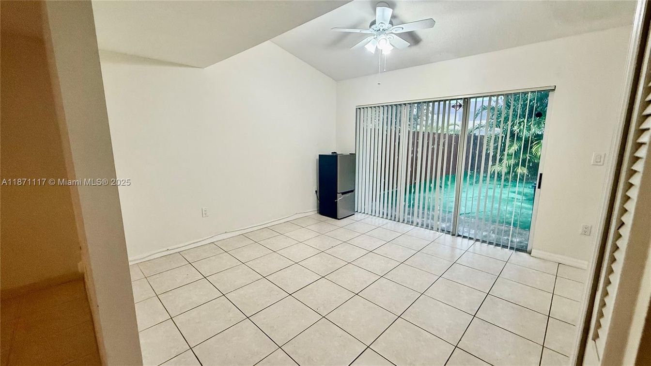 Empty room, Interior