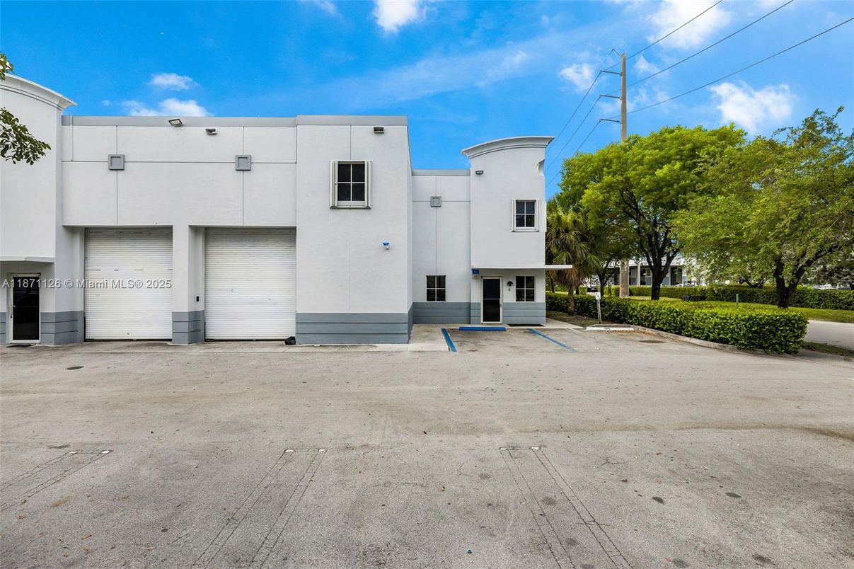 Attached, Exterior, Facade, Modern