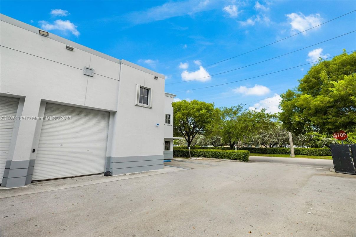 Detached Garage, Exterior