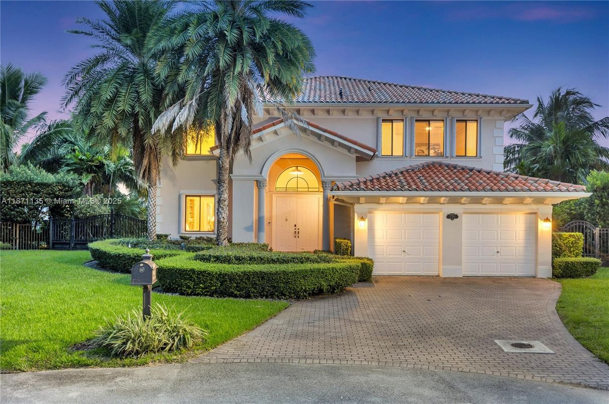 Attached, Exterior, Facade, Mediterranean