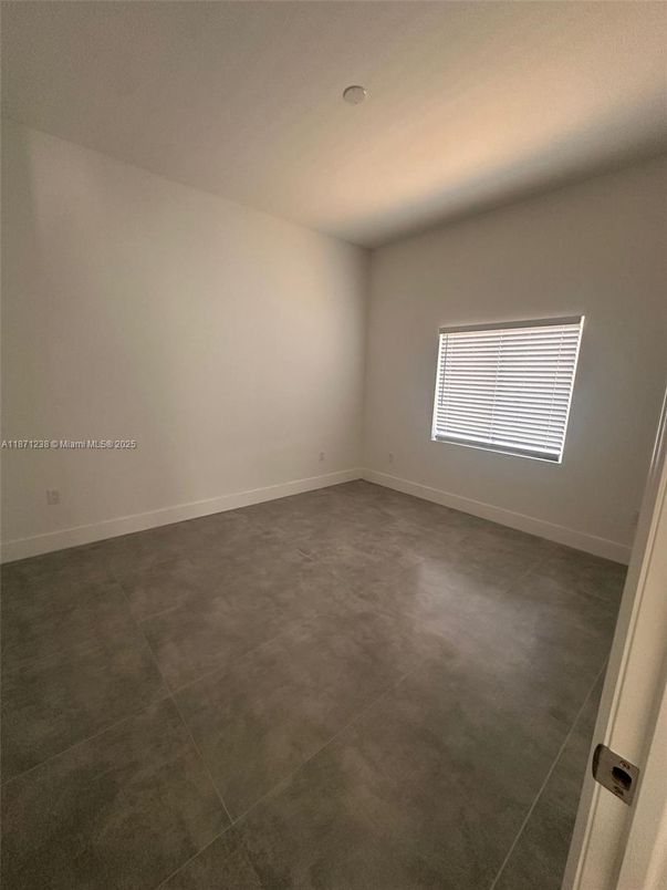 Empty room, Interior