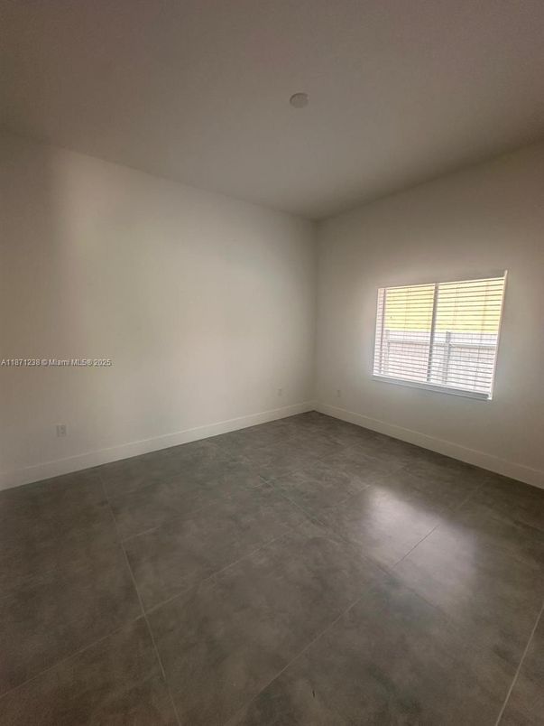 Empty room, Interior