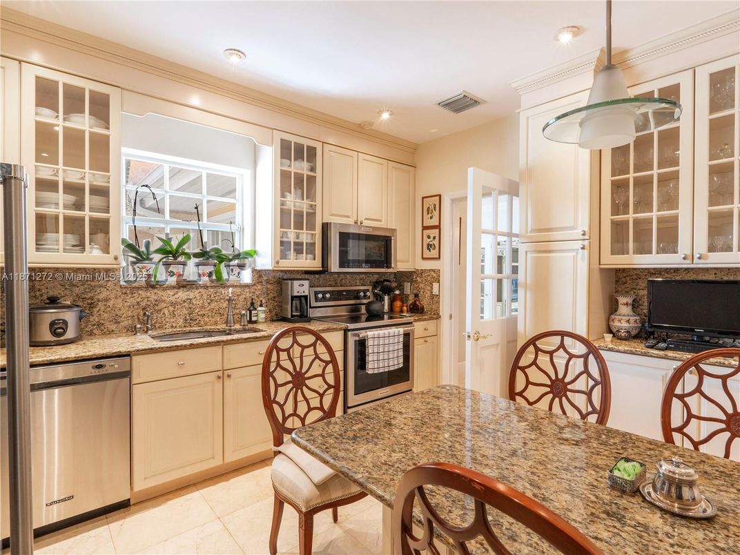 Dining room, Interior, Kitchen, Recessed Lighting, Stainless Steel Appliances
