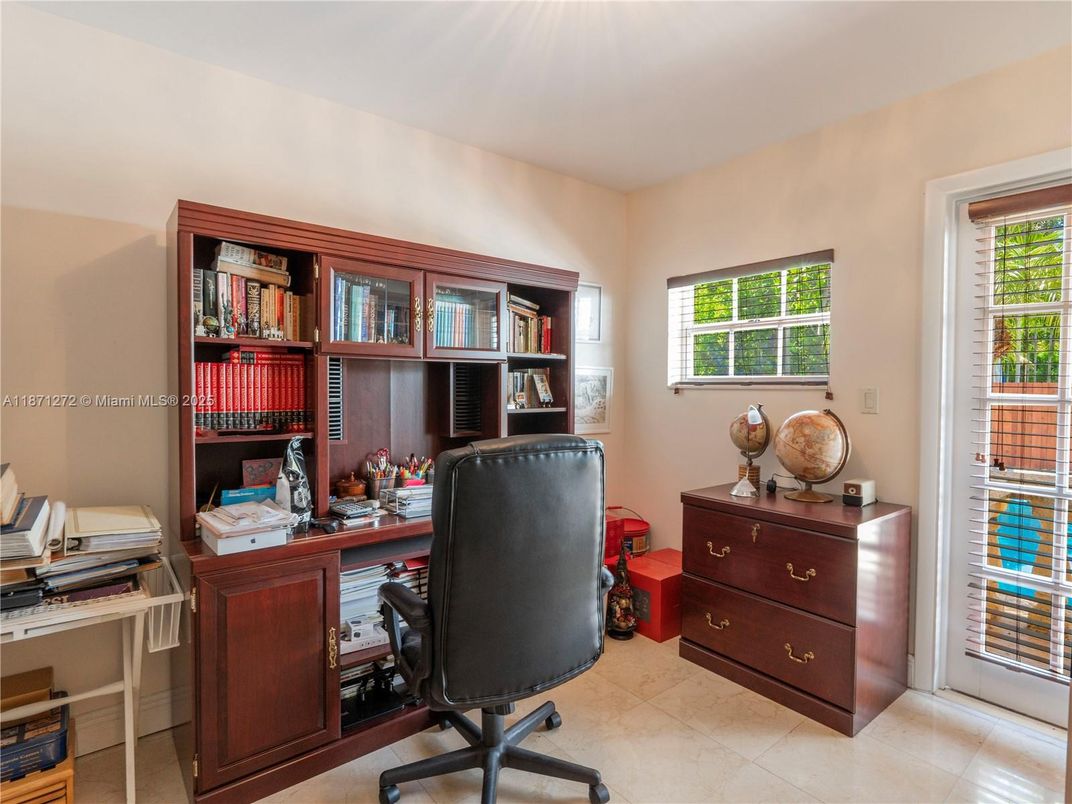 Home Office, Interior