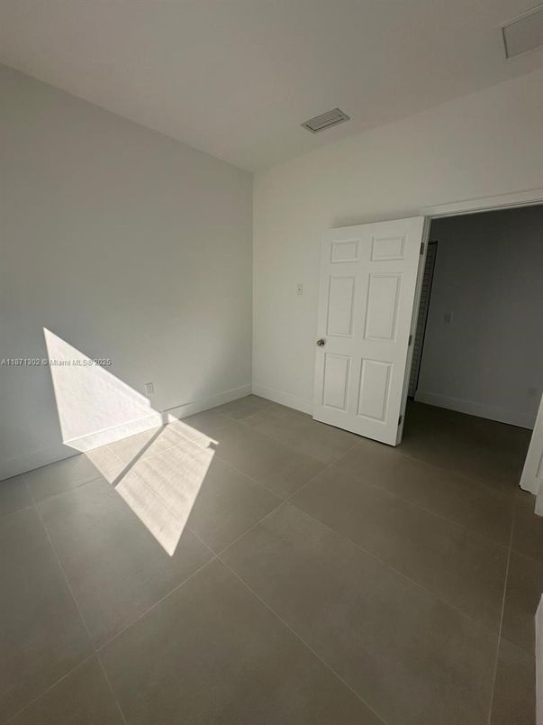 Empty room, Interior