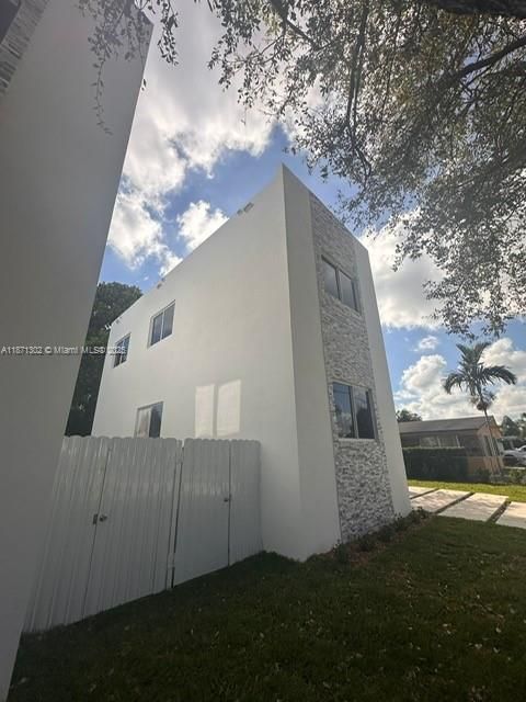 Exterior, Facade, Modern