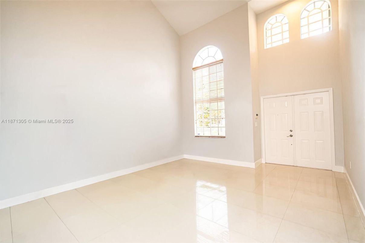 Empty room, Interior