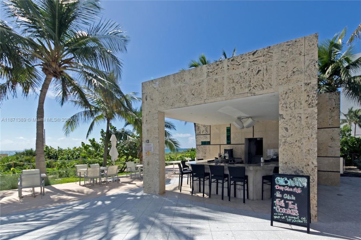 Exterior, Facade, Outdoor Kitchen, Modern